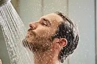 چند بار در هفته حمام کنیم تا دچار ریزش مو نشویم؟