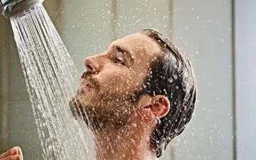 چند بار در هفته حمام کنیم تا دچار ریزش مو نشویم؟