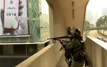 لحظه کور شدن خبرنگار اندونزیایی در هنگ کنگ