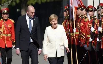 همراهی مرکل با گروه موسیقی گرجستانی+فیلم