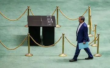  افشاگری یک نماینده مجلس از پشت‌پرده اصرار تندروها برای استیضاح همتی؛ افزایش قیمت دلار عوام‌فریبی بود 