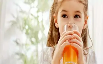 این کودکان نباید آبمیوه بخورند

