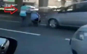 تصادف دلخراش مادر و نوزاد با خودرو + فیلم 