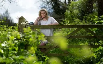 چطوری ژست بگیریم؟ ترفندهای کاربردی ژست عکاسی برای عکس‌های بهتر و جذاب‌تر
