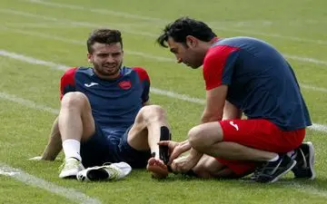 آماده‌سازی سروش رفیعی زیر نظر کادرپزشکی