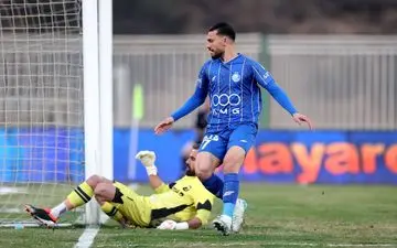 هواداران علیه مهاجم گل نزن استقلال: لقب او زهردار است