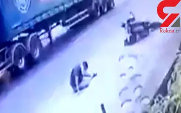 زنده ماندن موتور سوار پس از برخورد با چرخ‌های تریلی+فیلم 