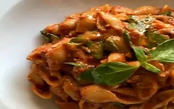 یک غذای ساده و خوشمزه؛ پاستا گوشت و ریحان رو این طوری درست کن!