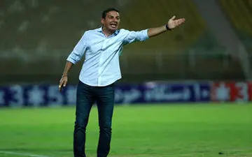 دست کی‌روش روی نیمکت باز است