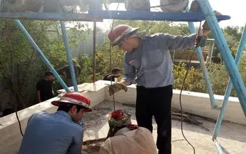 مرد جوان گرفتار ریزش چاه شد