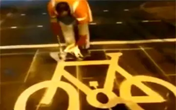  روشی عجیب اما حرفه‌ای یکی از ماموران شهرداری برای نقاشی خیابانی + فیلم