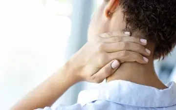 علائم گردن درد، روش های خانگی درمان گردن درد