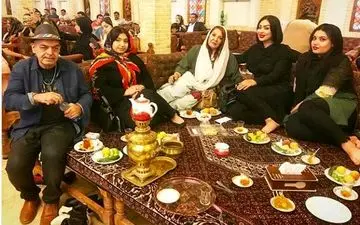 حمید لولایی به همراه بانوان هنرمند در یک ضیافت افطاری (عکس)