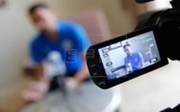 مصاحبه اختصاصی عادل فردوسی‌پور با ژاوی در فرودگاه امام