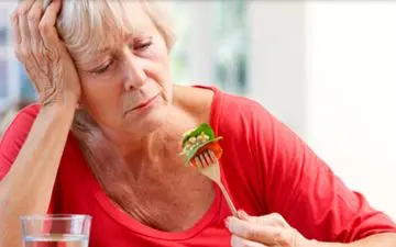 بی اشتهایی پیری چیست؟ | عوارض غذا نخوردن در سالمندان

