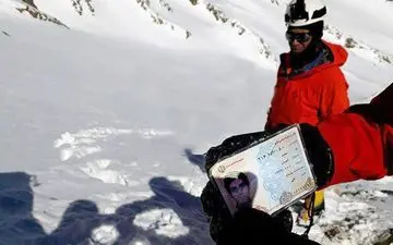 عکس کارت ملی یکی از مسافران هواپیما که در محل سقوط پیدا شد / برخی پیکرها زیر 3 متر برف هستند 