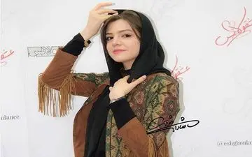 تیپ و ژست آوا دارویت در اکران خصوصی عشقولانس (عکس)