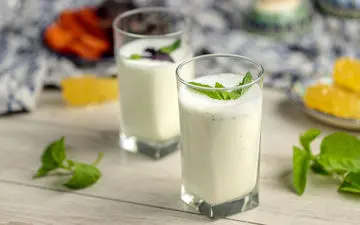 میخوای دوغت خوشمزه بشه و تو مهمانی همه تعریف کنند؟ بیا تا بهت چاشنی معروف رو بگم!