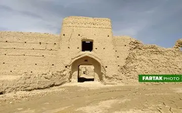 اختصاصی / قلعه تاریخی جهان آباد سرخه در سیطره قاچاقچیان + فیلم