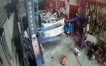 چپ کردن یک کامیون بر اثر اشتباه تعمیرکار + فیلم 