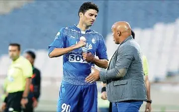 خبری که از راهروهای باشگاه استقلال لو رفت/ بمب جدید منصوریان از عراق می‌آید/ مدافع آبی‌ها رفتنی شد