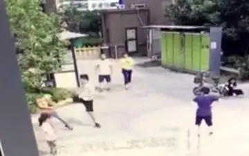 واکنش غیرمعقول پدر چینی به عمل غیرعامدانه کودک!