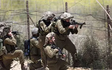 شادی نظامیان صهیونیست از تیراندازی به یک فلسطینی + فیلم