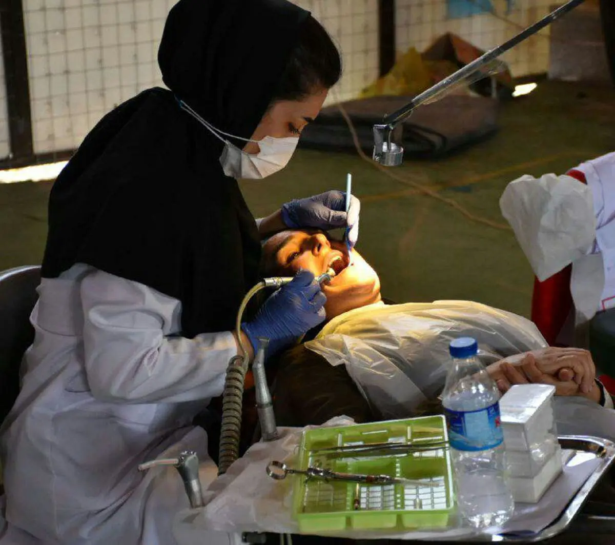 ارائه خدمات رایگان دندانپزشکی به مردم مناطق زلزله زده شهرستان ثلاث باباجانی
