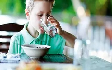 همراه غذا نباید «آب» خورد؟

