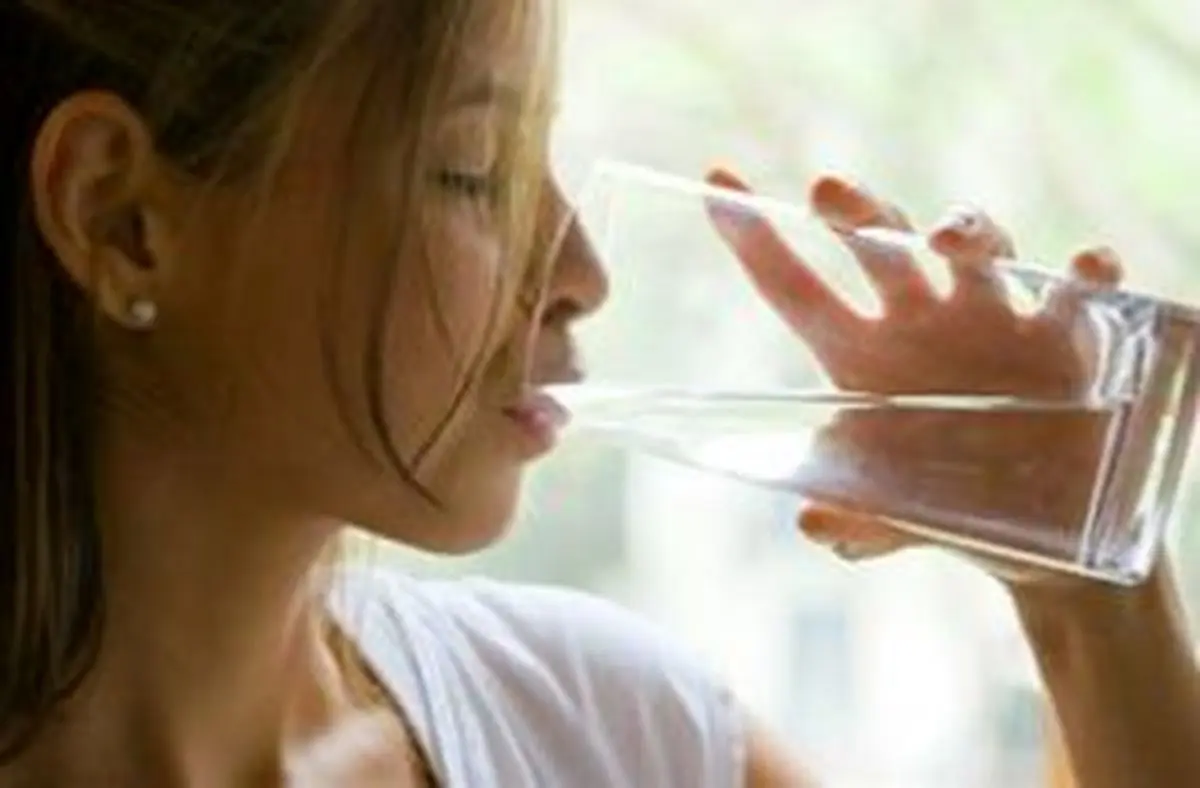 از عوارض نوشیدن آب همراه با غذا باخبرید؟