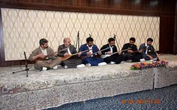 تنبورنوازی گروه مهرگان در راستای برنامه روز نوروز «سین هشتم سلامتی»هتل پارسیان کرمانشاه به روایت تصویر