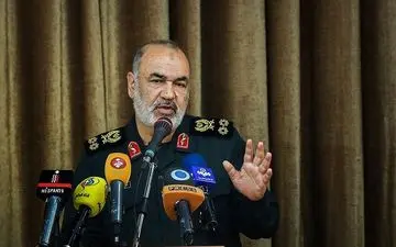  بازدید فرمانده سپاه پاسداران از نمایشگاه کتاب