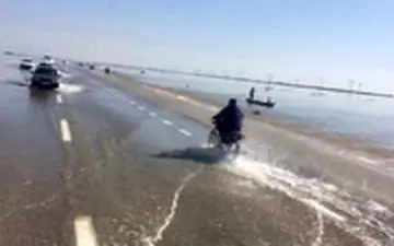 جاده اهواز به شادگان هنوز غرق در آب است