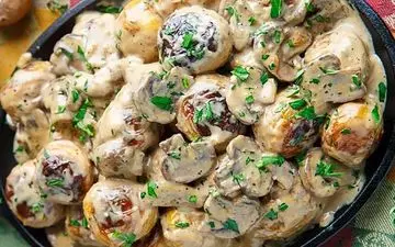 (ویدئو) طرز تهیه یک غذای ساده و خوشمزه با سیب‌زمینی، قارچ و سوسیس!