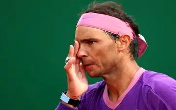 برخورد شدید نادال با تابلوی تبلیغاتی در نیویورک+عکس 