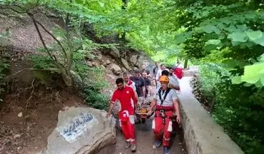 تلاش 7 ساعته نجاتگران؛ مسافر مشهدی از سقوط مرگبار در آبشار شیرآباد نجات یافت