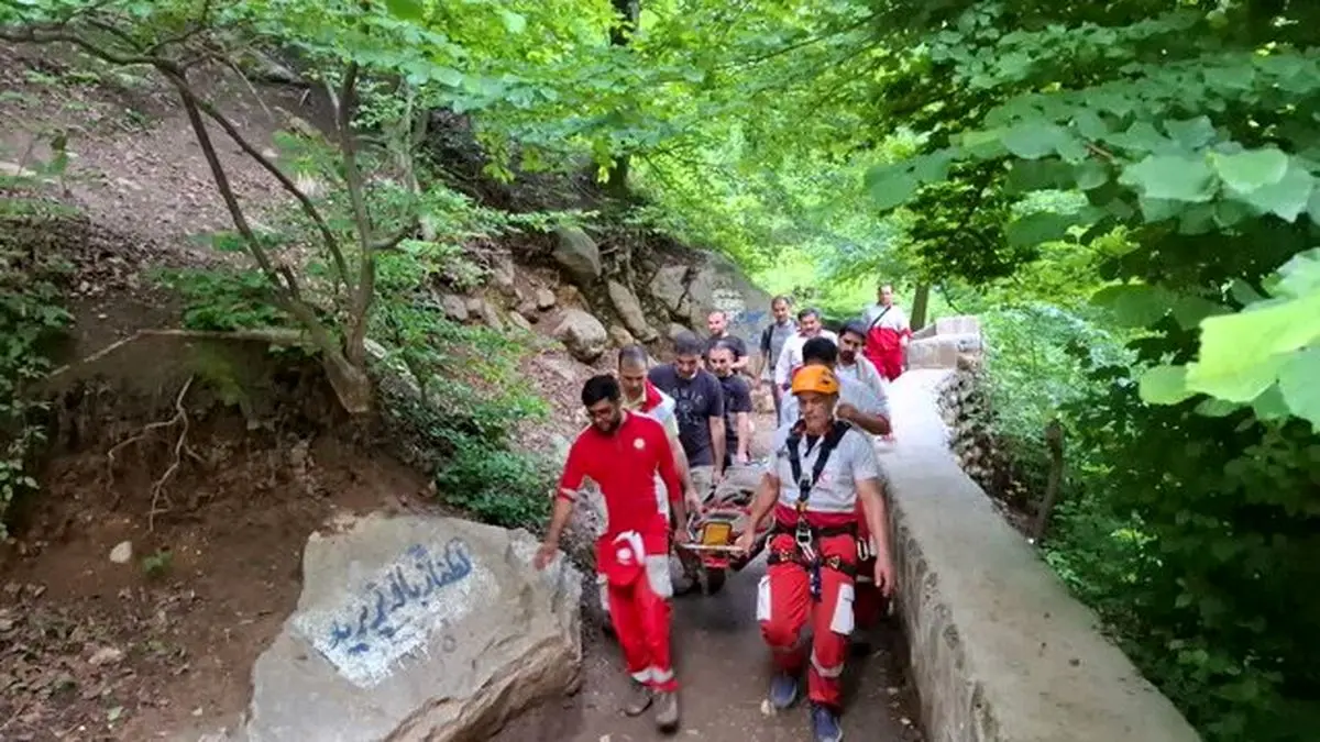 تلاش 7 ساعته نجاتگران؛ مسافر مشهدی از سقوط مرگبار در آبشار شیرآباد نجات یافت