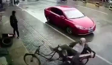 تصادف عمدی یک خودرو با پیرمرد دوچرخه سوار + فیلم 