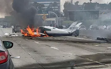 برخورد شدید هواپیما با سیم برق و انفجار آن + فیلم