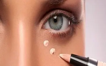 روش زدن کانسیلر دور چشم | نحوه زدن کانسیلر زیر چشم
