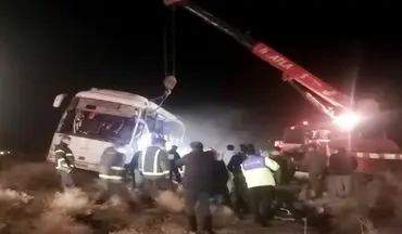 واژگونی اتوبوس کارگران ۱۵ مصدوم بر جای گذاشت