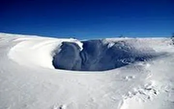 کندن تونل ۷ متری برفی برای رسیدن به خودروی جلوی منزل در روسیه