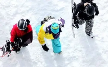 پیست‌های اسکی؛ کاسبی به بهای جان مردم/ غفلت شائبه‌برانگیز وزارت ورزش و فدراسیون 