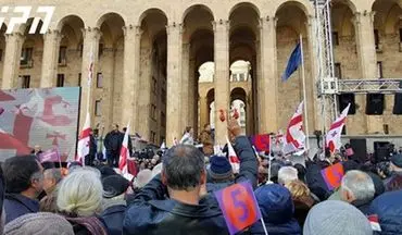 معترضان به نتایج انتخابات گرجستان در مقابل مجلس تجمع کردند