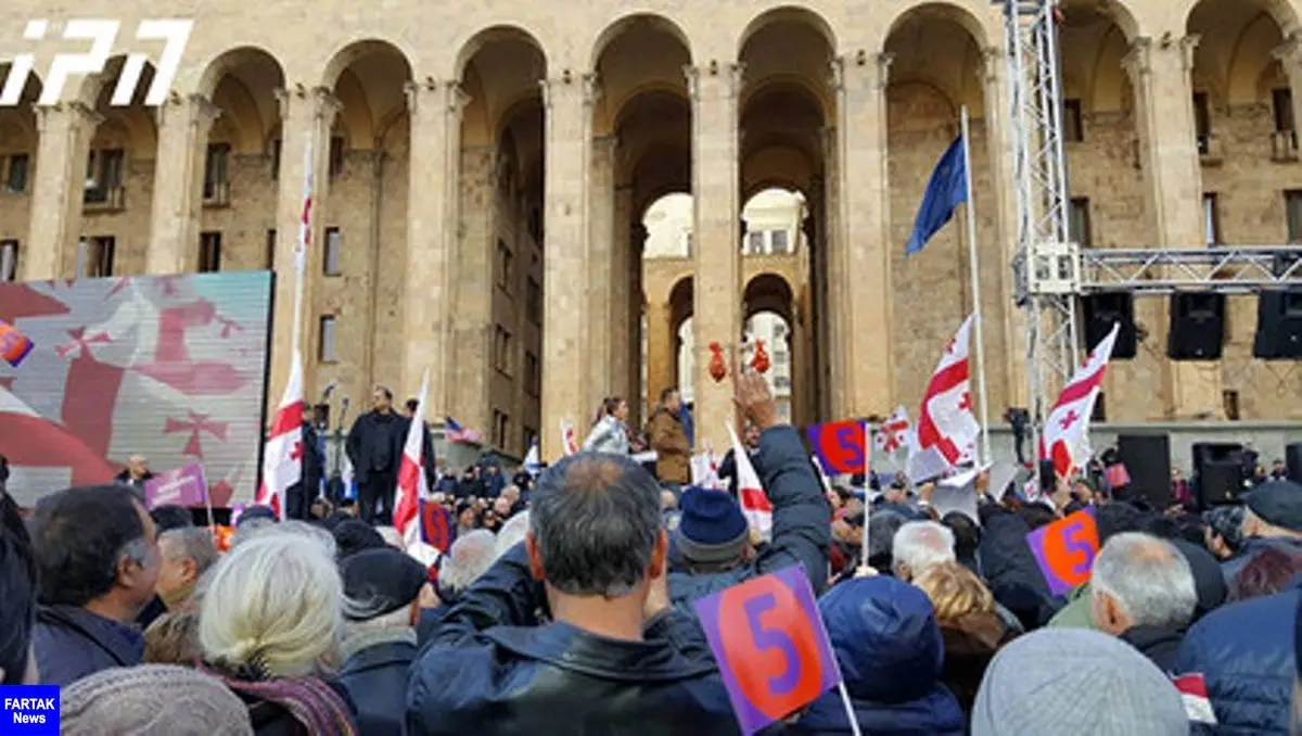  معترضان به نتایج انتخابات گرجستان در مقابل مجلس تجمع کردند