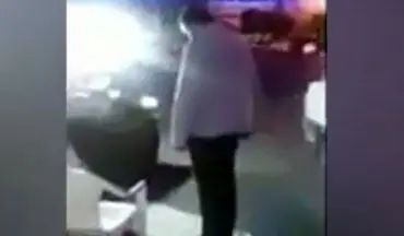 نماز خواندن دستفروش کنار بساطش +فیلم 
