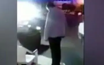 نماز خواندن دستفروش کنار بساطش +فیلم 