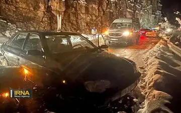 تله وحشت در جاده دوهزار تنکاین؛ تصادف زنجیره‌ای 21 خودرو را به کام خسارت کشاند