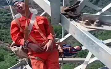 چرت زدن کارگرها بر روی دکل برق! + فیلم 