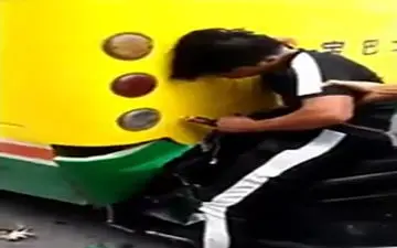 مرگ عجیب راننده موتور پس از تصادف + فیلم